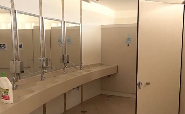 "בשבילם זה מכרה זהב": כך נתפסו הצעירים שתיעדו נשים בשירותים | חדשות 13