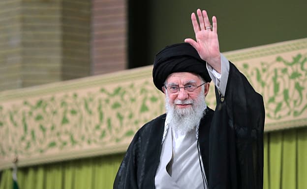 חמינאי: „אם האמריקנים יתקפו – הפעם זו תהיה מלחמה אזורית” | חדשות 13