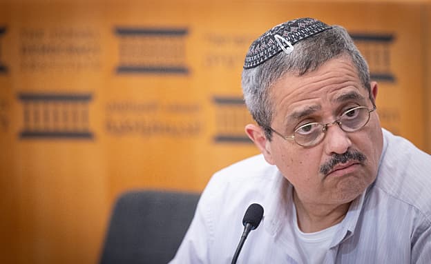 המפכ״ל לשעבר רוני אלשיך נחקר בחשד להעסקת שוהה בלתי-חוקי | חדשות 13