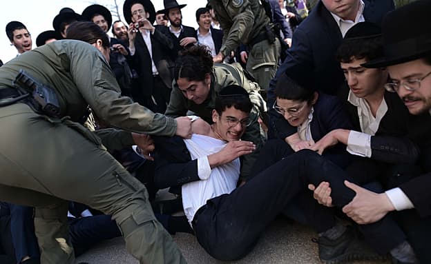 כביש 4 נחסם סמוך לבני ברק בשל הפגנת חרדים קיצונים | חדשות 13