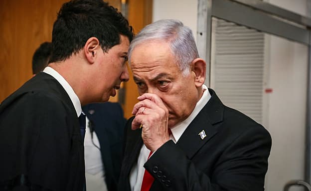למרות האיסור: נתניהו ועורך דינו נועדו בחדר צדדי בבית המשפט | חדשות 13