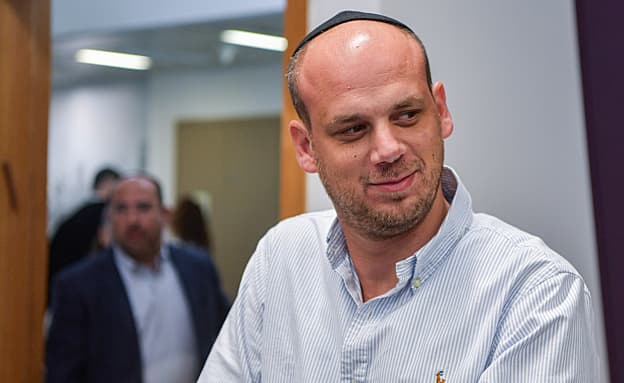 פרשת השיבוש בפגישה הלילית: פלדשטיין זומן לחקירה נוספת | חדשות 13