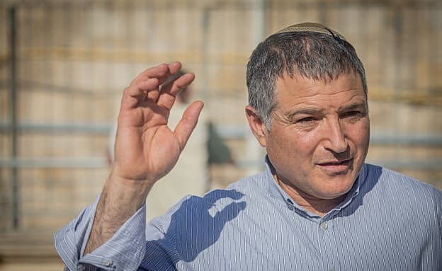 קרוב משפחה של ראש שב”כ דוד זיני חשוד בהברחת סחורות לעזה | חדשות 13