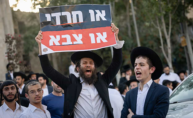 בעקבות מריבה עם פקח: חרדים הפכו ניידת וקראו לשוטרים „נאצים” | חדשות 13