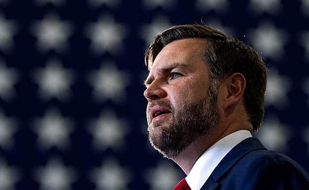 סגנו של טראמפ: רוב היעדים באיראן הושגו, הלחימה תימשך עוד קצת | חדשות 13