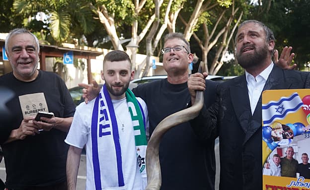 עם צעיף ירוק ודגלי ישראל, מוקף במשפחה וחברים: מתן חוזר הביתה | חדשות 13