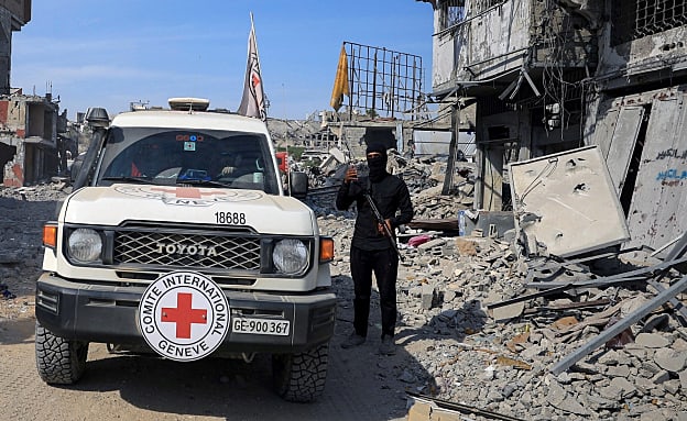 בישראל נערכים לקבלת ממצאים, טרם ידוע אם הם שייכים לחטוף | חדשות 13