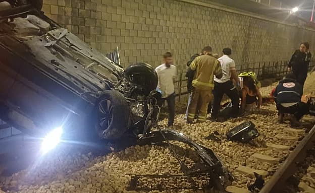 רכב התהפך ונפל למסילת הרכבת במודיעין; 3 נפצעו באורח קל | חדשות 13