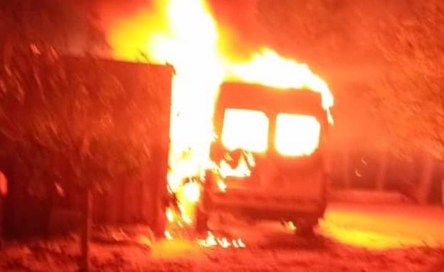 אחרי פינוי המאחז: עשרות מתנחלים שרפו בתים ומכוניות ביו”ש | חדשות 13