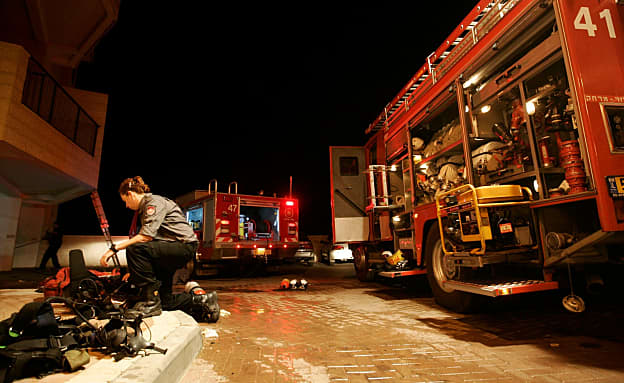 שריפה בהדסה עין כרם, קומות פונו: „עשן חדר לבניין”; אין נפגעים | חדשות 13