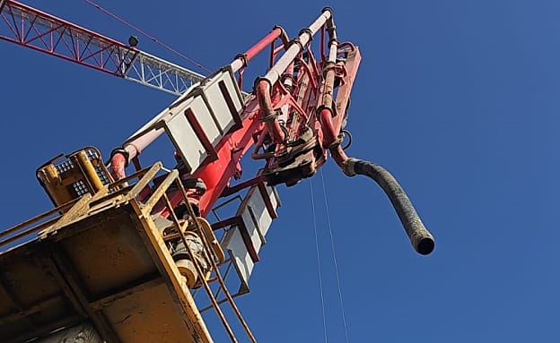 פעולות לחילוץ נער כבן 15 מעגורן בראש מבנה בן 36 קומות בי-ם | חדשות 13