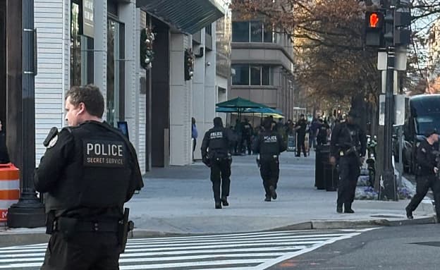 דיווח: שני אנשי המשמר הלאומי נורו סמוך לבית הלבן; נעצר חשוד | חדשות 13