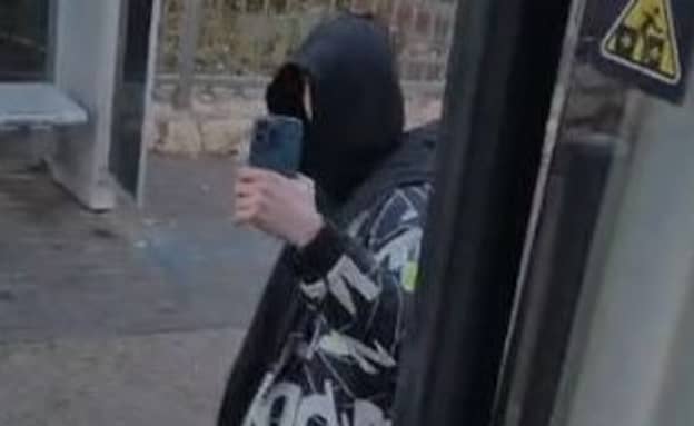 נהג אוטובוס הותקף בירושלים על ידי בני נוער, ששברו את ידו: „דם הנהגים אינו הפקר”...