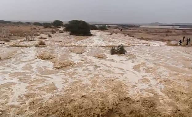 גשמים, הצפות ופקקי ענק: אילת נצורה, שיטפונות בערבה | חדשות 13