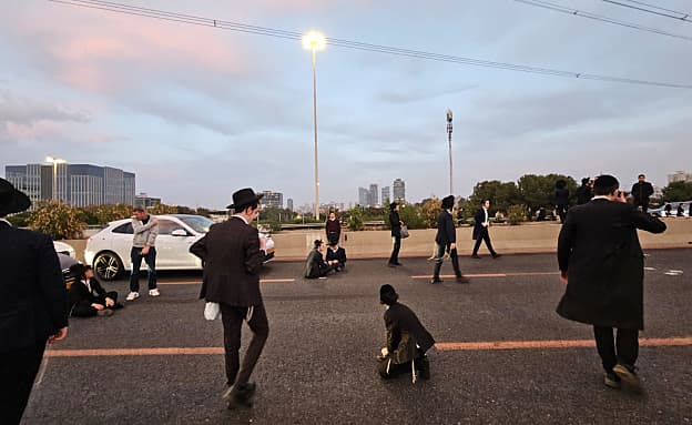חרדים מפגינים נגד הגיוס: כביש 4 נחסם במחלף גהה לשני הכיוונים | חדשות 13
