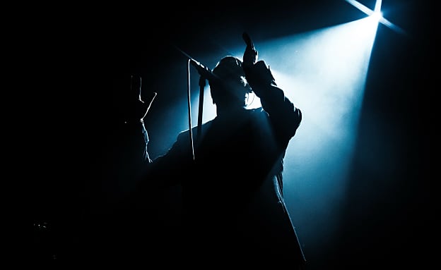 פרשת הזמר המפורסם: שניים נחקרו באזהרה בחשד לעבירות מין | חדשות 13