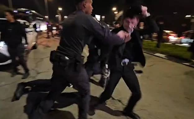 חרדים קיצונים ניסו להגיע לבית קצין בכיר, וחסמו את הכניסה לאשקלון | חדשות 13