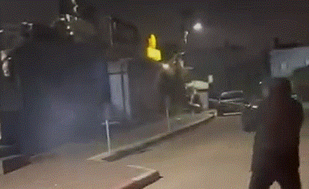 יורים על בית ומשליכים רימון: המשטרה חוקרת תיעוד מהצפון | חדשות 13