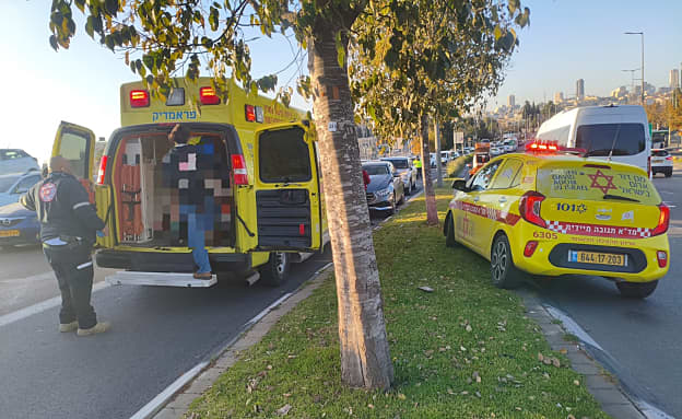 מכת תאונות הדרכים: הולך רגל נפצע אנושות מפגיעת רכב בירושלים | חדשות 13