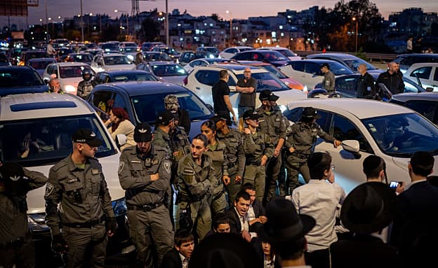 במחאה על מעצר עריקים: חרדים קיצוניים חסמו את כביש 4 | חדשות 13
