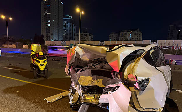 תאונה בכביש 4: פועל כבן 30 נפצע באורח קשה סמוך למחלף בר אילן | חדשות 13