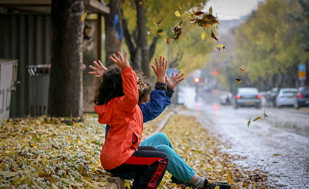 התחזית: מעונן חלקית, צפי לגשמים שילכו ויתחזקו במהלך הסופ”ש | חדשות 13