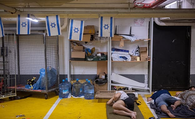 בלי הנחיה מפיקוד העורף: ב”ש, דימונה וגן יבנה פותחות מקלטים | חדשות 13