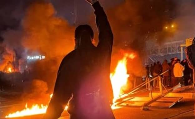 טראמפ: איראן רוצה חופש, מוכנים לעזור. דיווח: בממשל דנו בתקיפה | חדשות 13