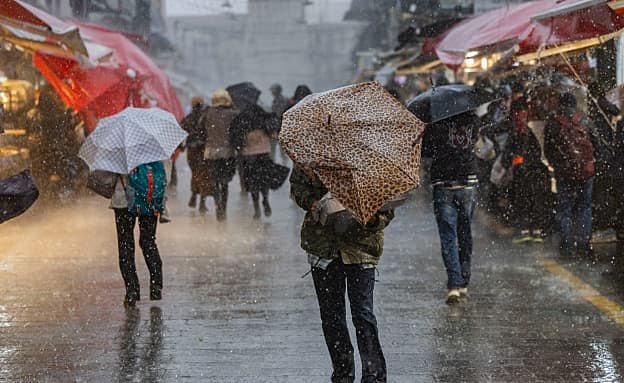 התחזית: סוער וגשום, חשש לנזקים כתוצאה מהרוחות | חדשות 13
