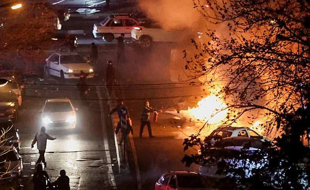 גורם איראני לרויטרס: לפחות 5,000 בני אדם נהרגו במחאות | חדשות 13