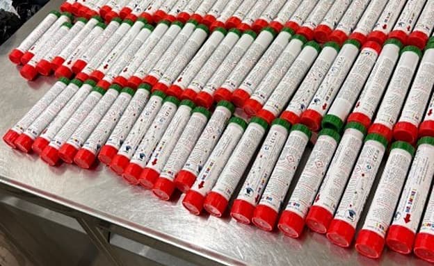 לפני הדרבי: סוכל ניסיון הברחת 152 אבוקות בנתב”ג | חדשות 13