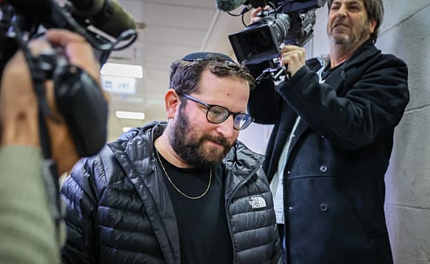 פרשת הפגישה הלילית בחניון: יונתן אוריך זומן לחקירה באזהרה | חדשות 13