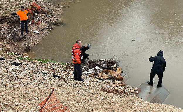 לאחר ימים של חיפושים: אותרה גופתו של הנער שנחסף בנחל מודיעין | חדשות 13
