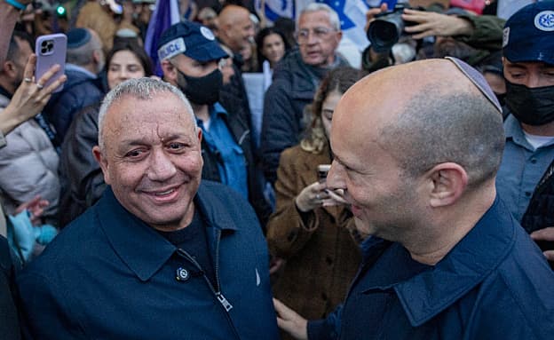 איך ישפיע איחוד בין בנט לאיזנקוט – וכמה תומכים בחנינה לנתניהו? | חדשות 13