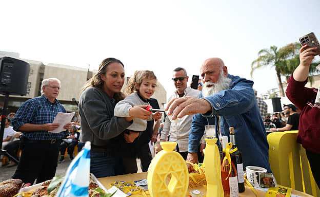 קבלת שבת אחרונה בכיכר החטופים: „רני הוחזר ופתאום אפשר לנשום” | חדשות 13