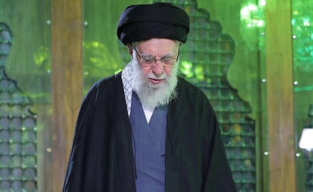 לאחר שדווח כי הועבר לבונקר: חמינאי ביקר בקבר חומייני בטהרן | חדשות 13