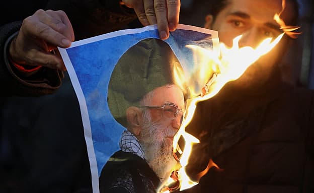 באיראן הזהירו את חמינאי: „תקיפה תצית את המחאה, נהר הדם מבעבע” | חדשות 13