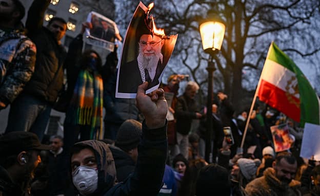 גורם מדיני: פועלים בדרכים נוספות כדי שהעם האיראני ייצא לרחוב | חדשות 13