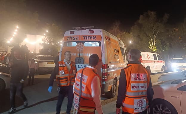 בהלה בחתונה: חתן לקה בדום לב והתמוטט, אורחים ביצעו בו החייאה | חדשות 13