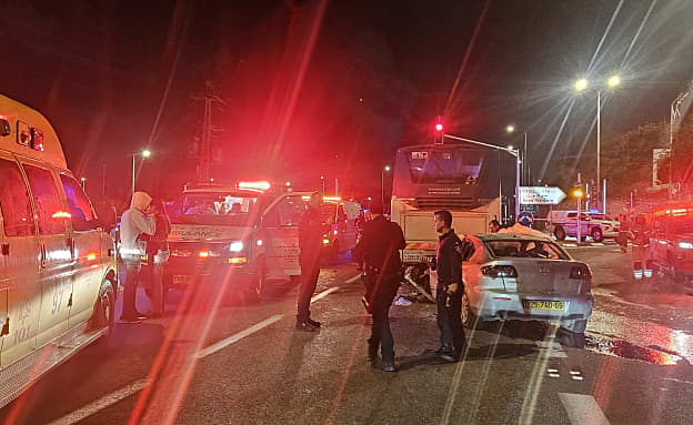 חשד לרצח משולש בשרון: 3 צעירים נורו למוות ליד שדה ורבורג | חדשות 13