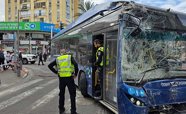אוטובוס התנגש בבניין בר”ג, צעירה כבת 20 נפצעה אנושות | חדשות 13