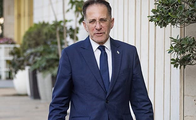 הפגישה הלילית: ראש הסגל של נתניהו זומן לשימוע לפני השעיה | חדשות 13