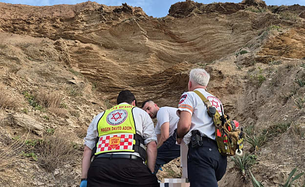 אסון בשרון: צנחן רחיפה התרסק ונהרג בחוף ליד נתניה | חדשות 13