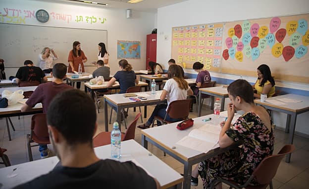צמצום בחומר הלימוד, תוספת זמן וביטול מבחנים בעל פה: ההקלות בבגרויות | חדשות 13
