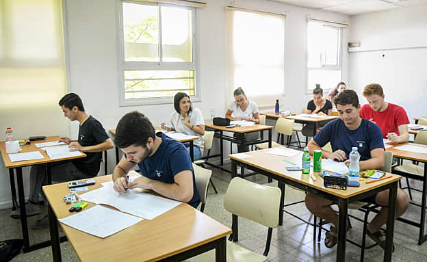 התרסקות במבחני פיז”ה: תלמידי ישראל צנחו לתחתית ה-OECD | חדשות 13