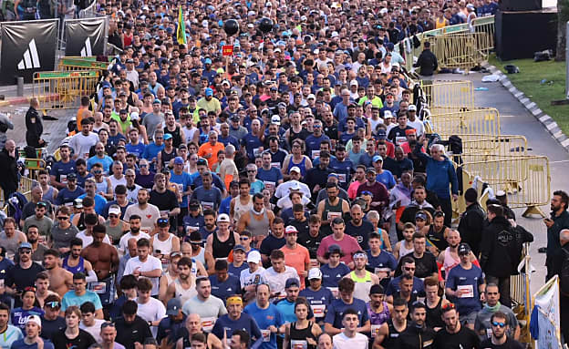 מרתון ת”א יצא לדרך: מעל 50 אלף רצים במקצים השונים – והשיבושים | חדשות 13