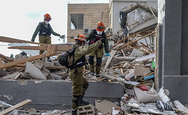 9 נרצחו בפגיעה ישירה בבית שמש; עשרות נפצעו, חשש ללכודים | חדשות 13
