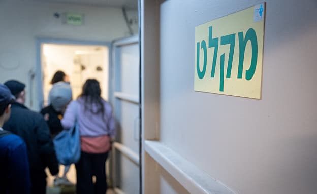 „אין הנחיה מפיקוד העורף, אבל נערכים”: הערים שכבר פתחו מקלטים | חדשות 13