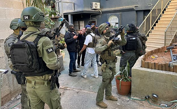 חשוד בפרוטקשן פתח באש על מסתערבי מג”ב בלוד – ונורה | חדשות 13