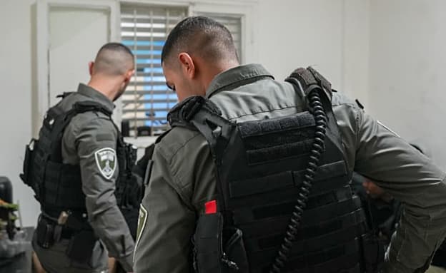 סמים קשים ונשקים: 8 קטינים נעצרו בפשיטה על דירה בדרום ת”א | חדשות 13